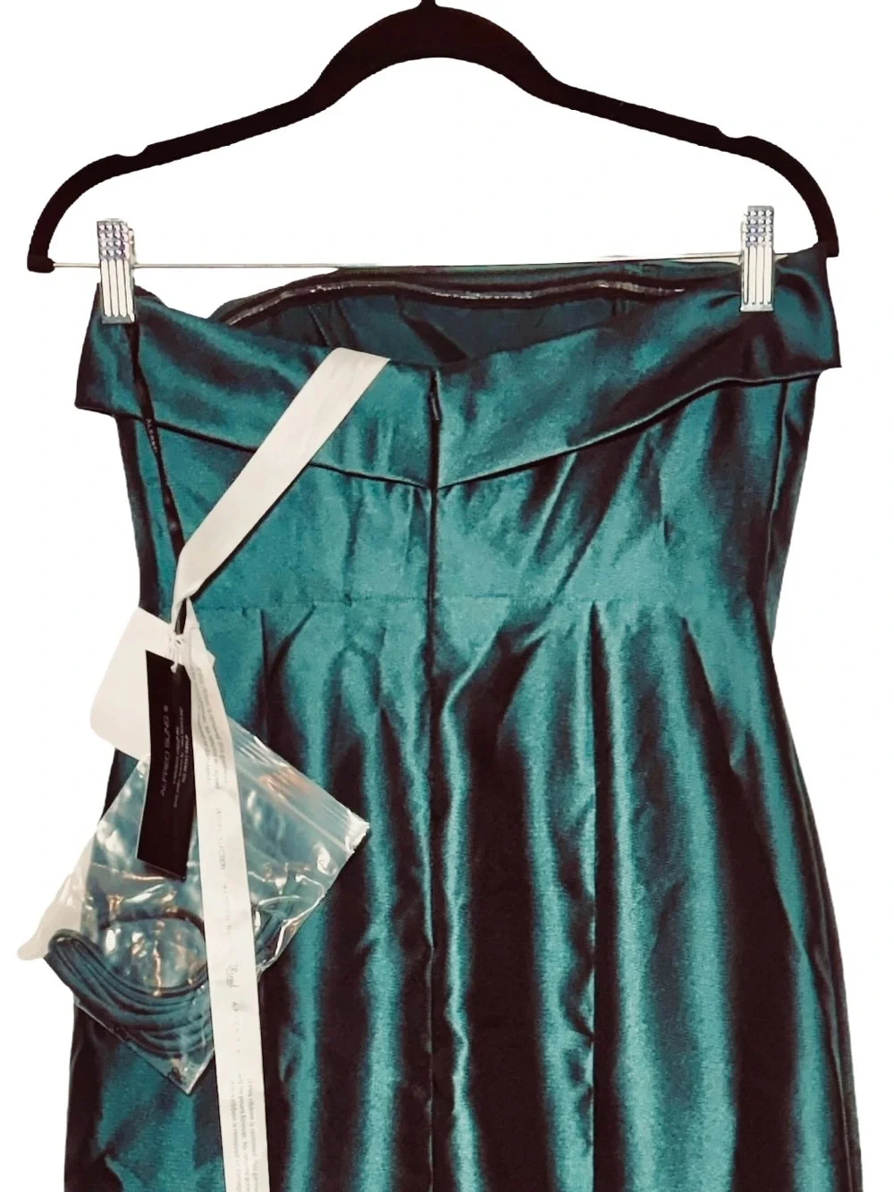 NWT Alfred Sung Strapless Cuff Neckline
Satin Trumpet Gown in Evergreen, Size 4R - Picture 8 of 15